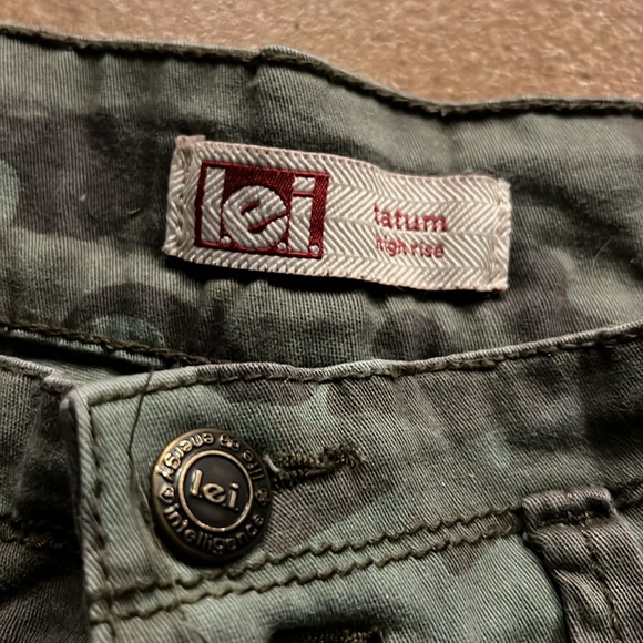 LEI CAMO SHORTS - Picture 2 of 9